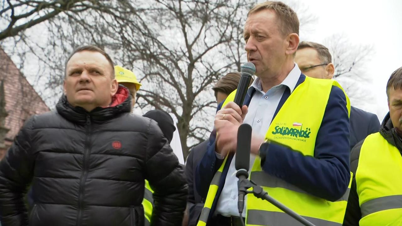 Szczecin Minister rolnictwa Robert Telus na spotkaniu z protestującymi