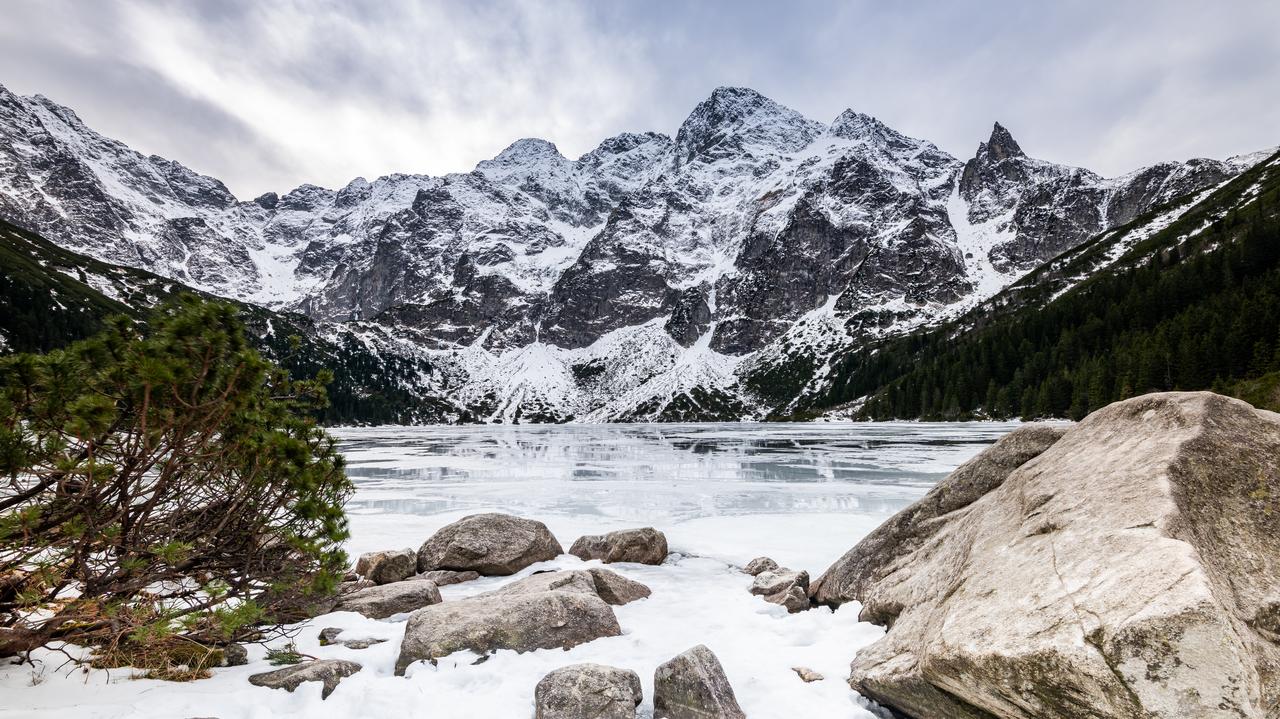 Tatry Ratownicy sprowadzili pijanego turystę ze szlaku do Morskiego