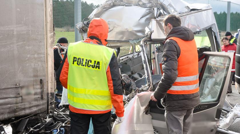 Tragiczny wypadek pod Świebodzinem Nie żyje sześć osób TVN24