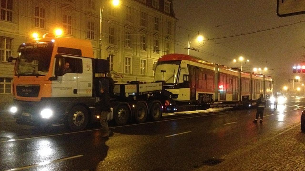 Pierwszy dwukierunkowy tramwaj trafił do Gdańska Przyjechał na lawecie