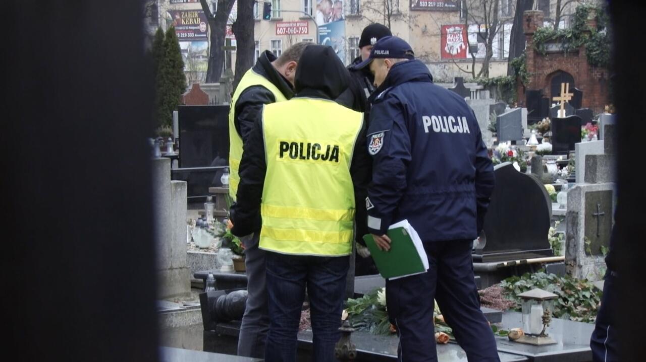 Ostr W Wlkp Zniszczy Nagrobki Z Apa A Go Policja Tvn