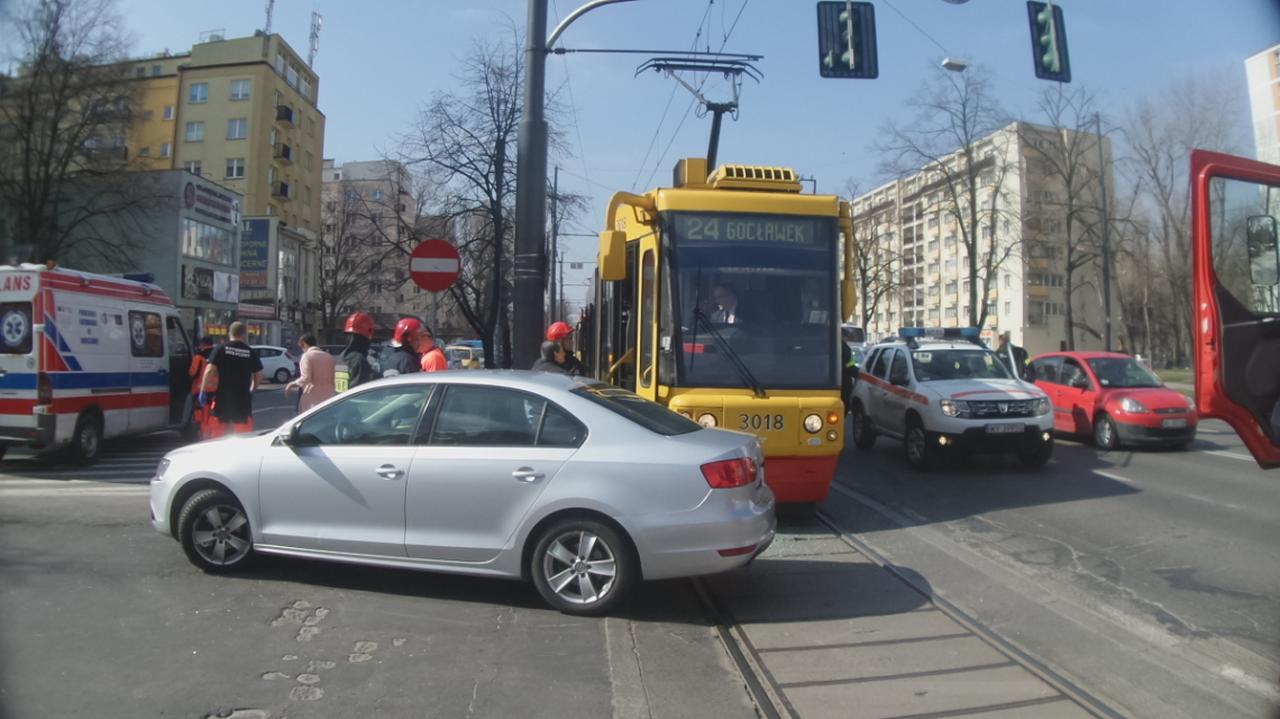 Aleja Waszyngtona tramwaj uderzył w bok auta TVN Warszawa