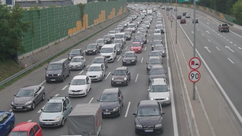 Pięć samochodów dwie kolizje na S8 Jedno auto wjechało pod drugie