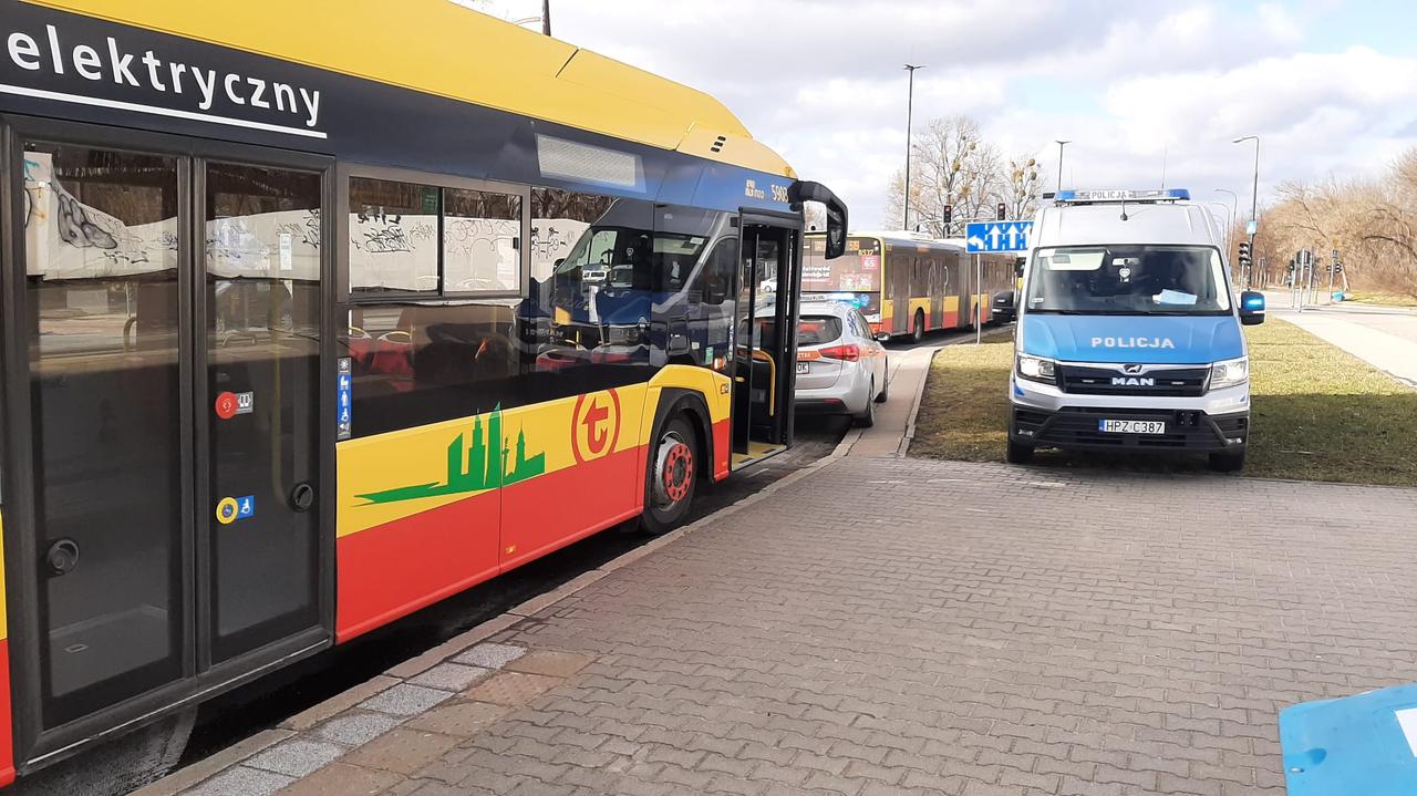 Warszawa Kierowca zahamował dziecko wypadło z wózka Trafiło do