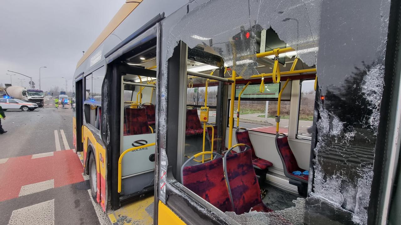 Warszawa Zderzenie Betoniarki I Miejskiego Autobusu Jedna Osoba Ranna