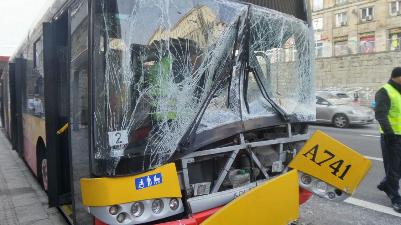 Zderzenie Miejskich Autobus W Czterech Pasa Er W W Szpitalu Tvn Warszawa