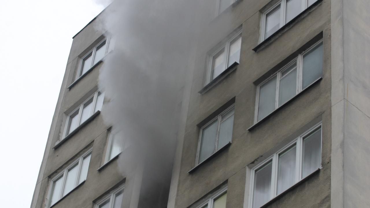 Pożar w bloku na Pradze Spaliły się meble kuchenne TVN Warszawa