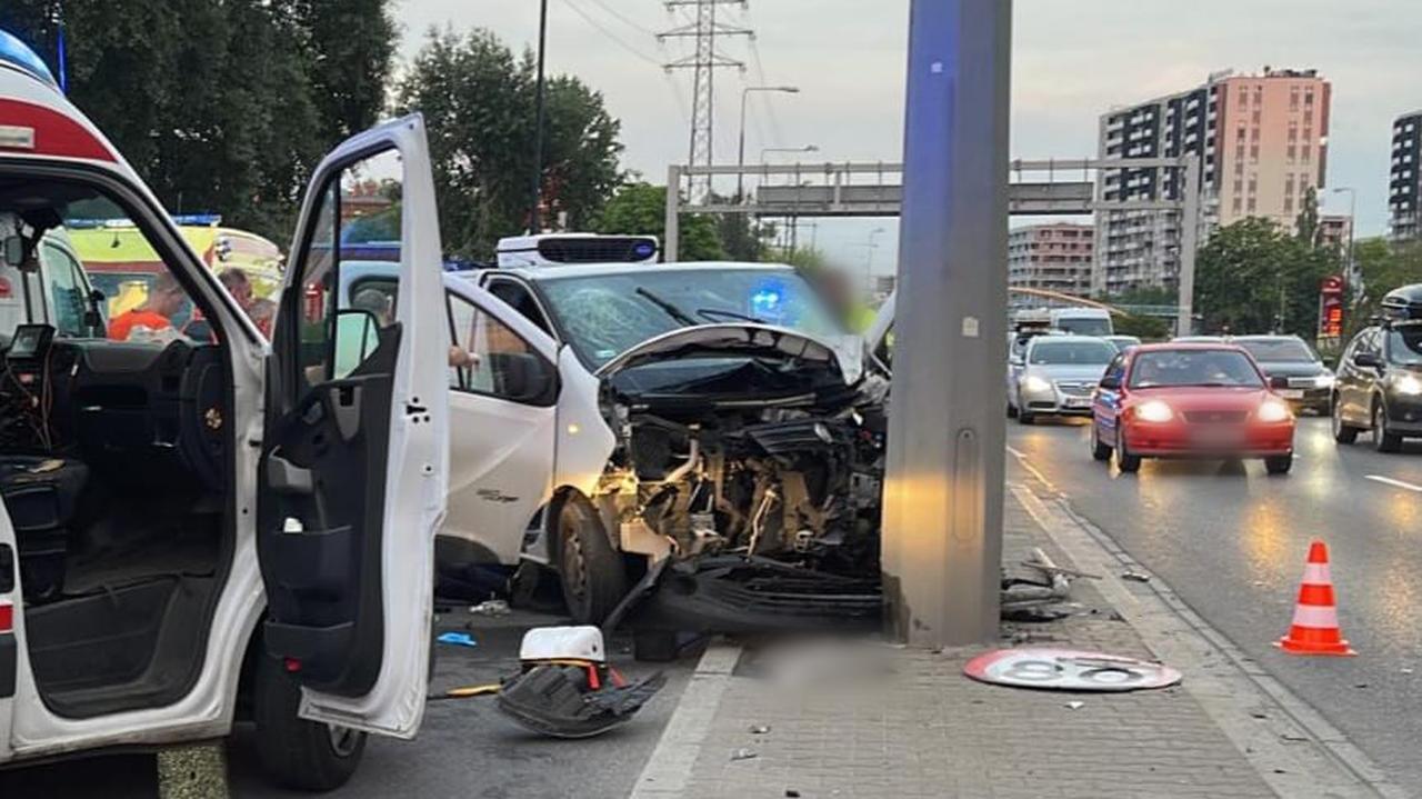 Warszawa Śmiertelny wypadek w alei Prymasa Tysiąclecia Bus uderzył w