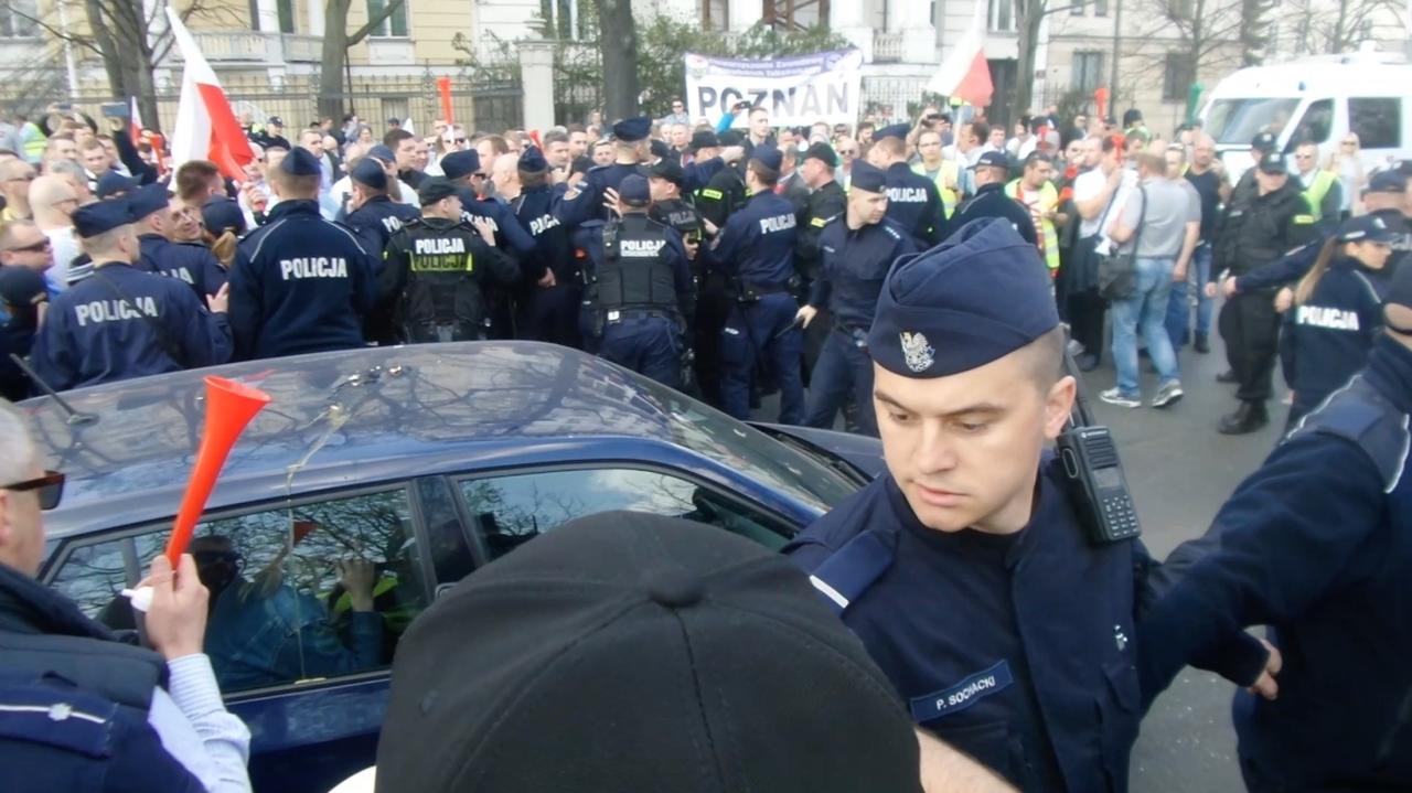 Incydent Podczas Protestu Dwa Auta Obrzucone Jajkami Tvn Warszawa