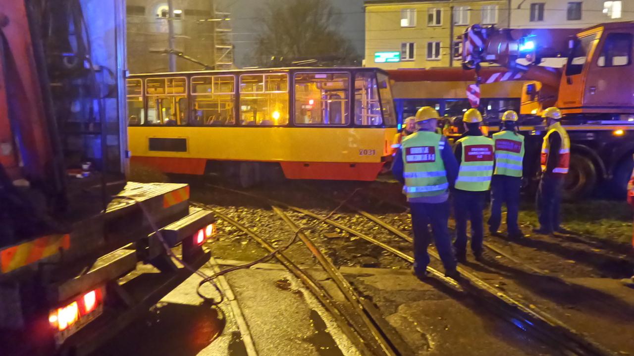 Na placu Narutowicza wykoleił się tramwaj TVN Warszawa