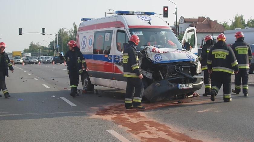 Karetka wiozła ranną z wypadku zderzyła się z innym autem TVN Warszawa