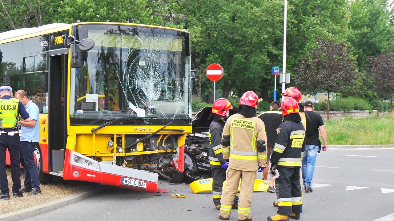 Warszawa Wypadek Samochodu I Autobusu Ranne Dwie Osoby TVN Warszawa