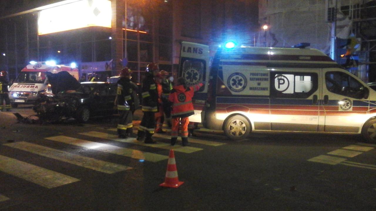 Powa Ny Wypadek Na Pradze Auto Na Cianie Dwie Osoby Ranne Tvn Warszawa