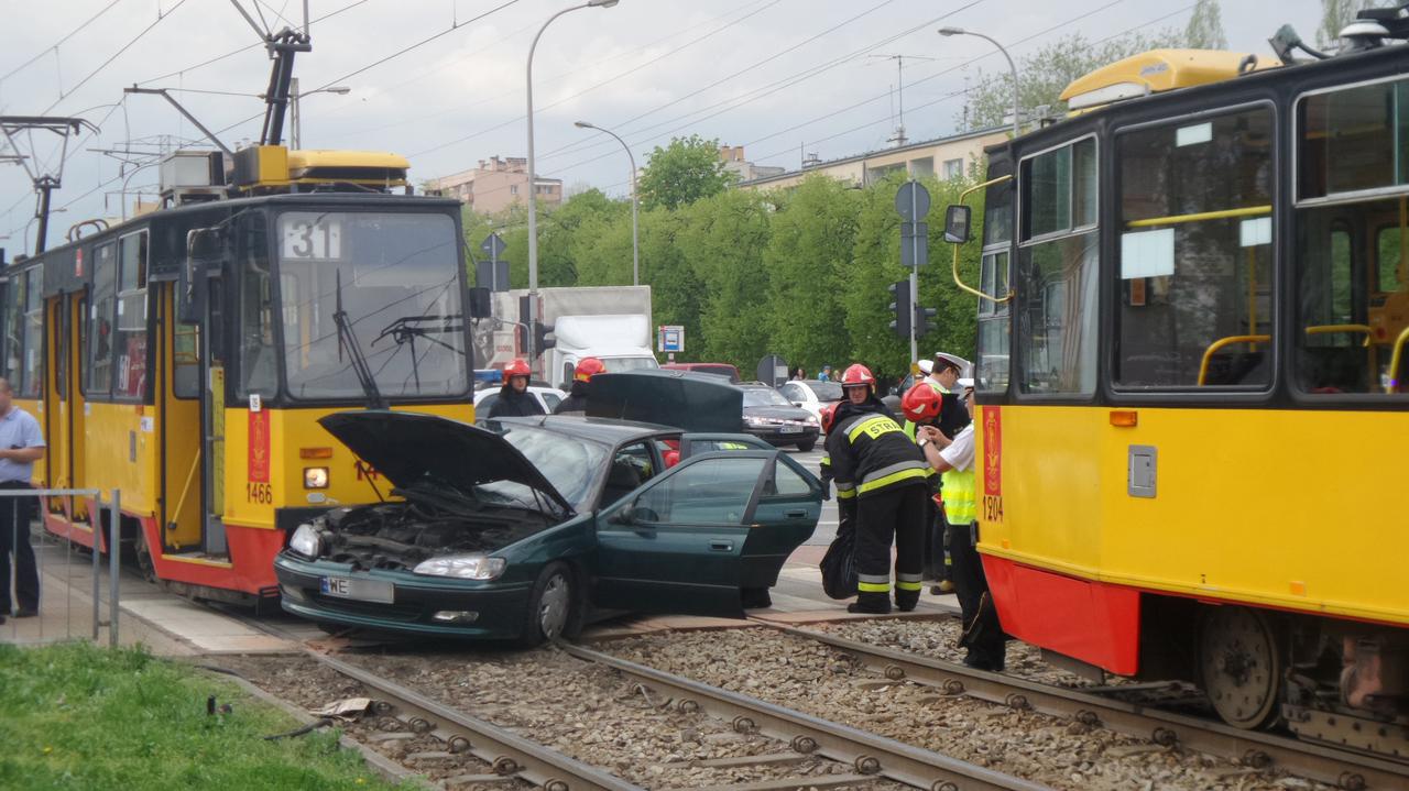 Zderzenie Auta Z Tramwajem Na Mokotowie Kierowca Ranny TVN Warszawa