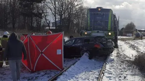 Wjechał na przejazd wprost pod nadjeżdżającą lokomotywę
