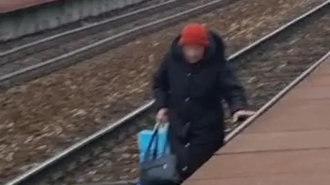Starsza kobieta szła po torach. Uratował ją policjant po służbie