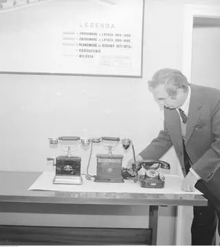 Aparaty telefoniczne biurkowe z okresu międzywojennego w Muzeum Telefonów w Radomiu w 1976 r.