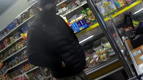 Napadł na sklepy w Łózkach i Szóstce. Poszukuje go policja