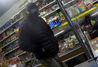 Wchodził do sklepu, psikał gazem i uciekał z pieniędzmi. Nagranie z monitoringu