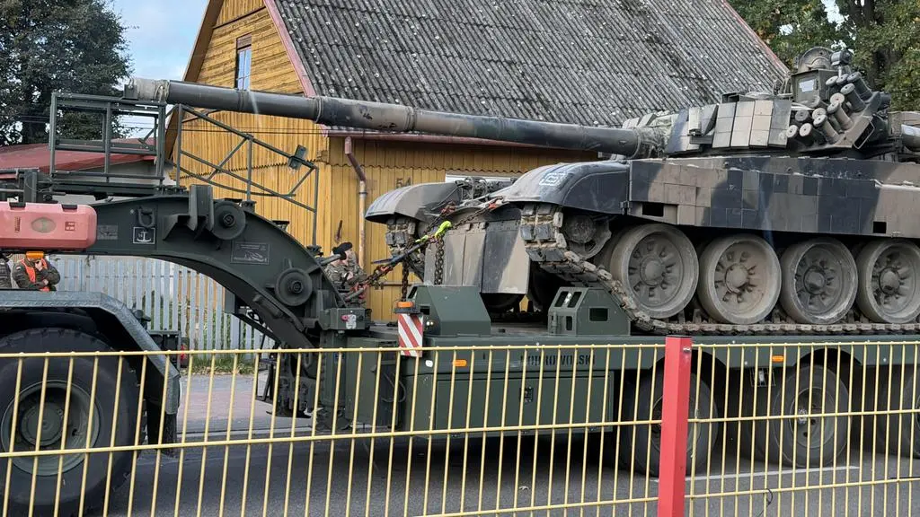 Czołg zahaczył o znaki drogowe podczas konwojowania