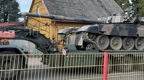 Czołg zahaczył o znaki drogowe