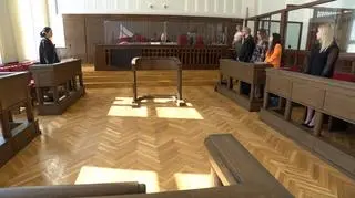 Białostocki sąd ogłosił wyrok w procesie dużej grupy związanej ze środowiskiem pseudokibiców piłkarskich, której członkowie dopuścili się propagowania faszyzmu, udziału w bójkach czy czerpania korzyści z prostytucji. Dwóch z nich skazano na ponad 3 lata więzienia bez zawieszenia. Wobec pozostałych zasądzono karę od roku do półtora roku w zawieszeniu. Postępowanie wobec jednego z uczestników procesu zostało umorzone.