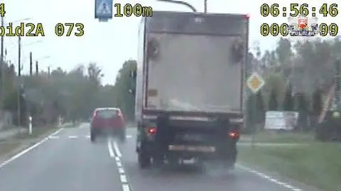 Wyprzedzał na skrzyżowaniu i przejściu dla pieszych. Nagrała to policyjna wideokamera