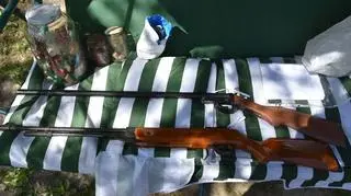 Na terenie jednej z posesji policjanci znaleźli też broń palną i pneumatyczną