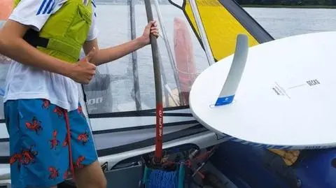 Policyjni "wodniacy" pomogli windsurferowi