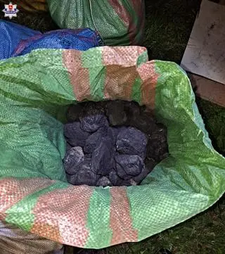 Mężczyźni spakowali do worków blisko 800 kilogramów węgla