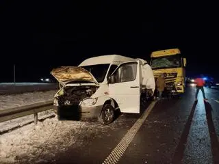 Ciężarówka uderzyła w busa stojącego na światłach awaryjnych
