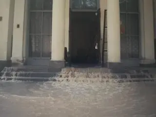 Woda wylewająca się z pijalni wód mineralnych