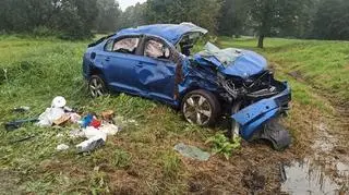 Skoda wypadła z drogi, uderzyła w bariery, przystanek i dachowała