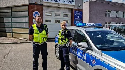 Policjanci pilotowali rodzinę pod drzwi szpitala