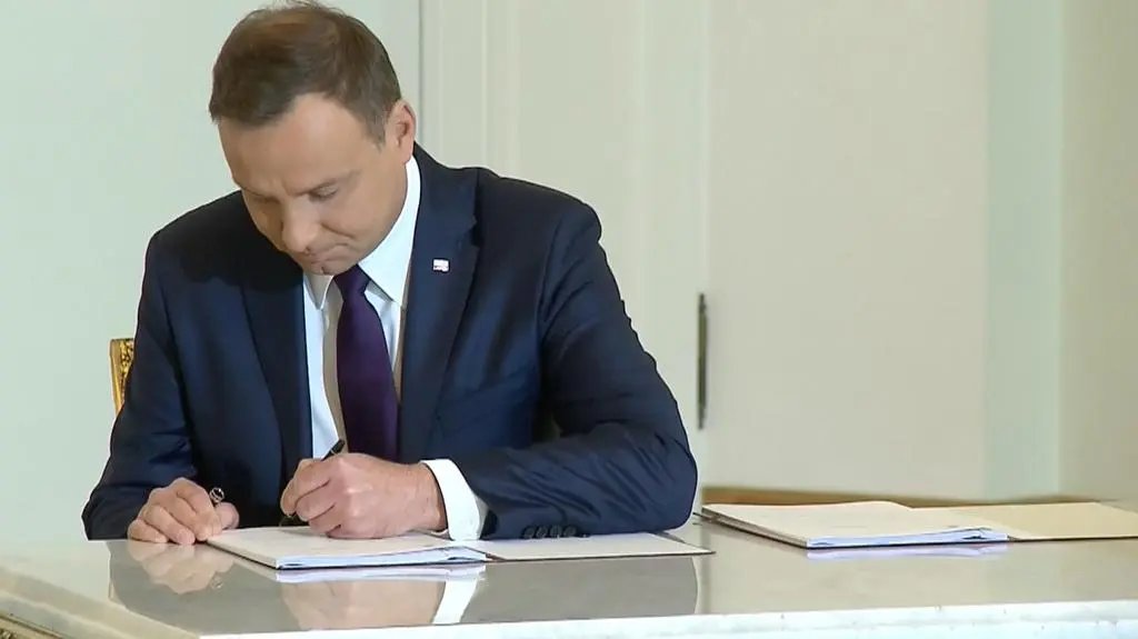 60 lat dla kobiet i 65 lat dla mężczyzn