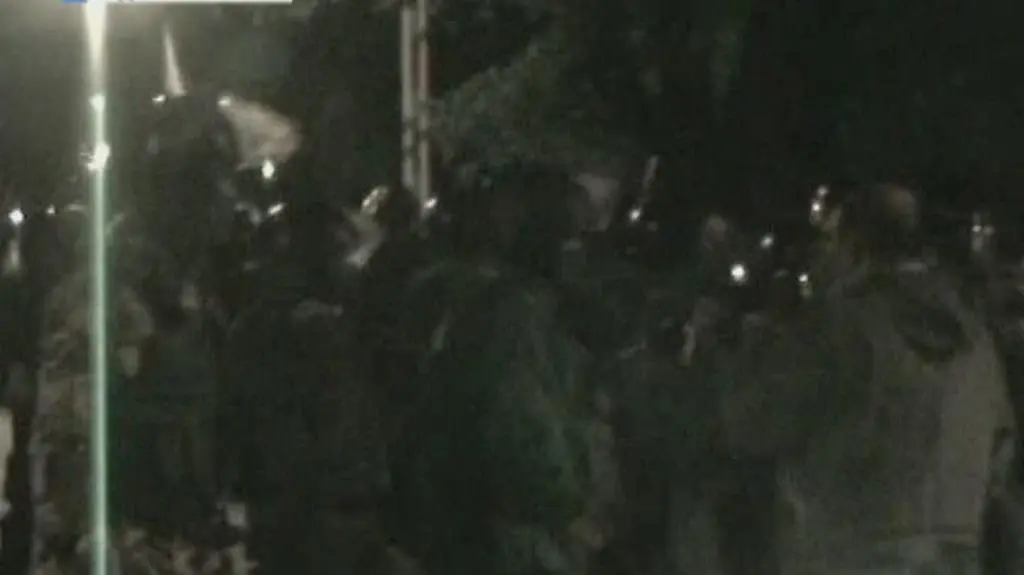 Amatorski film jednego z uczestników nocnych wydarzeń w zajezdni oraz dzienne zdjęcia obrazujące szkody po akcji ochroniarzy