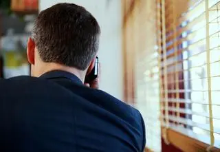 Chcieli sto tysięcy na "kaucję". Dodzwonili się do policjanta 