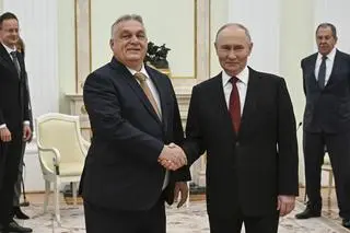 Władimir Putin (z prawej) i Viktor Orban