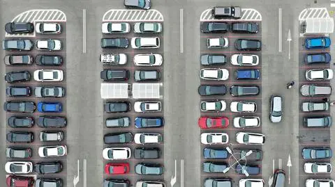 Z zaparkowanych przy centrum handlowym aut zniknęła gotówka. Cztery osoby zatrzymane