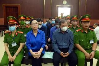 Wietnamska potentatka nieruchomości Truong My Lan uczestniczy w rozprawie przed Wysokim Sądem Ludowym w Ho Chi Minh City