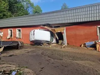 Samochód dostawczy wbity w budynek ośrodka Menos 