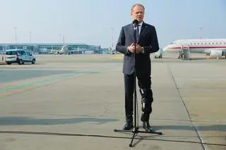 Donald Tusk podczas konferencji na warszawskim lotnisku