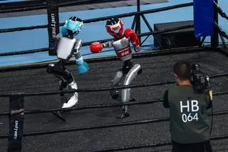 Humanoidalne roboty-bokserzy w akcji podczas ceremonii otwarcia Światowych Igrzysk Robotów Humanoidalnych 2025 w Pekinie