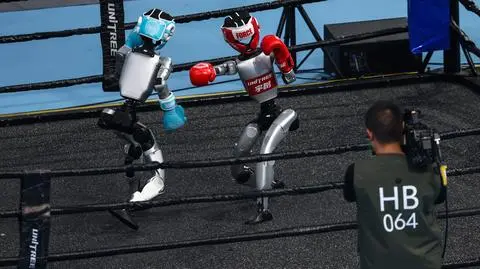 Humanoidalne roboty-bokserzy w akcji podczas ceremonii otwarcia Światowych Igrzysk Robotów Humanoidalnych 2025 na Narodowym Owalnym Torze Łyżwiarskim w Pekinie, Chiny