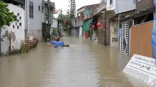 Tajfun Bualoi zalał ulice w wietnamskich miastach
