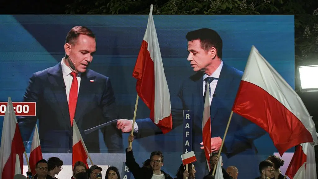 Kawalerka, płatne studia, incydent z flagą i czerwone korale. Pod urnami będzie tłum czy pustki?