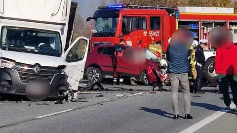 Czołowe zderzenie auta dostawczego z osobowym