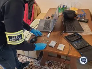 Sprzęt cyfrowy zabezpieczony przez policjantów CBZC