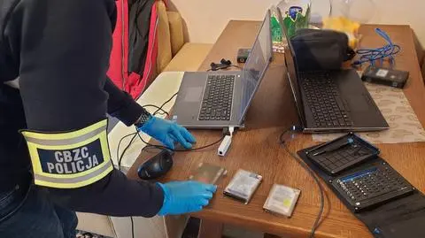 Sprzęt cyfrowy zabezpieczony przez policjantów CBZC