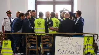 Prezydent RP Andrzej Duda podczas spotkania z protestującymi rolnikami na korytarzu Sejmu